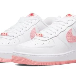 (WMNS) Nike Air Force 1 Low 'Valentine's Day 2022' DQ9320-100 8 (WMNS) Nike Air Force 1 Low 'Valentine's Day 2022' DQ9320-100 -Nike Shop 2 3319986e 0ed5 4359 b471 08fb67410053